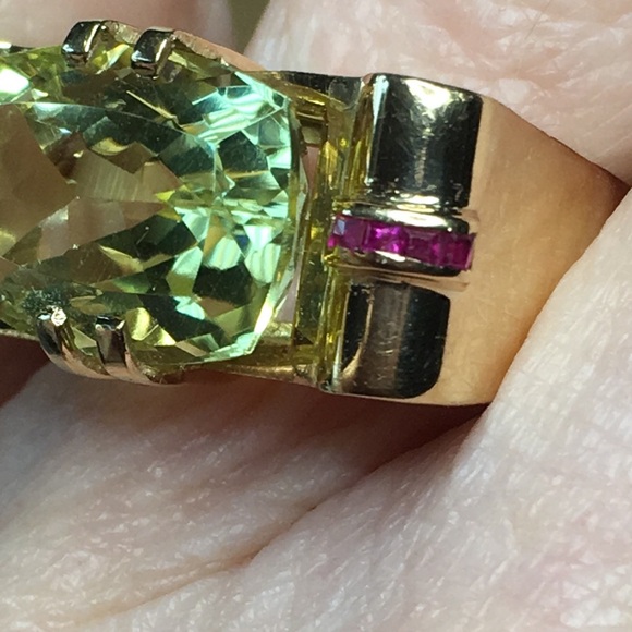 Elegant 14k Gold Gemstone Ring with a beautiful faceted Peridot & Rubies - Picture 12 of 16